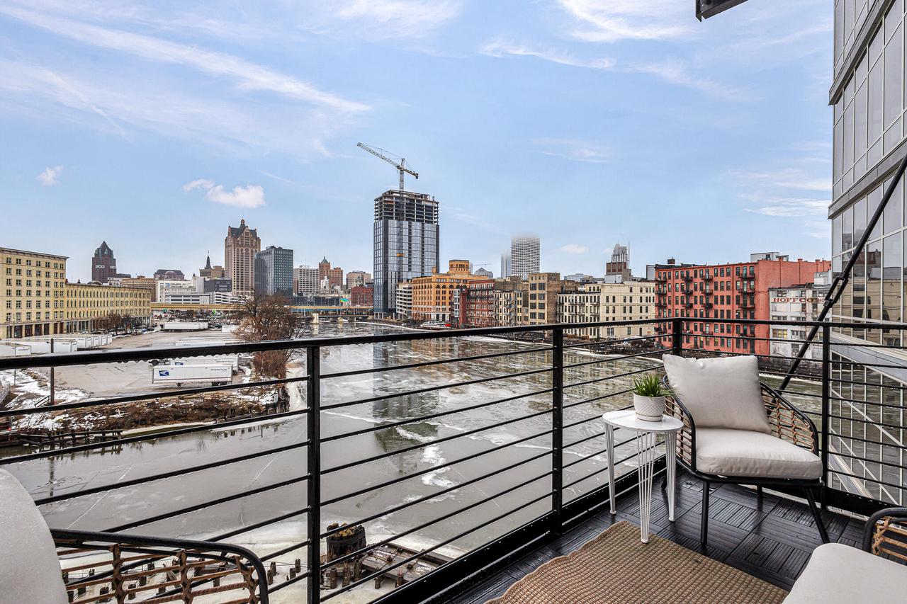 106 W Seeboth Street Unit: 520