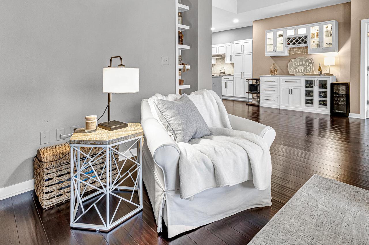 106 W Seeboth Street Unit: 520