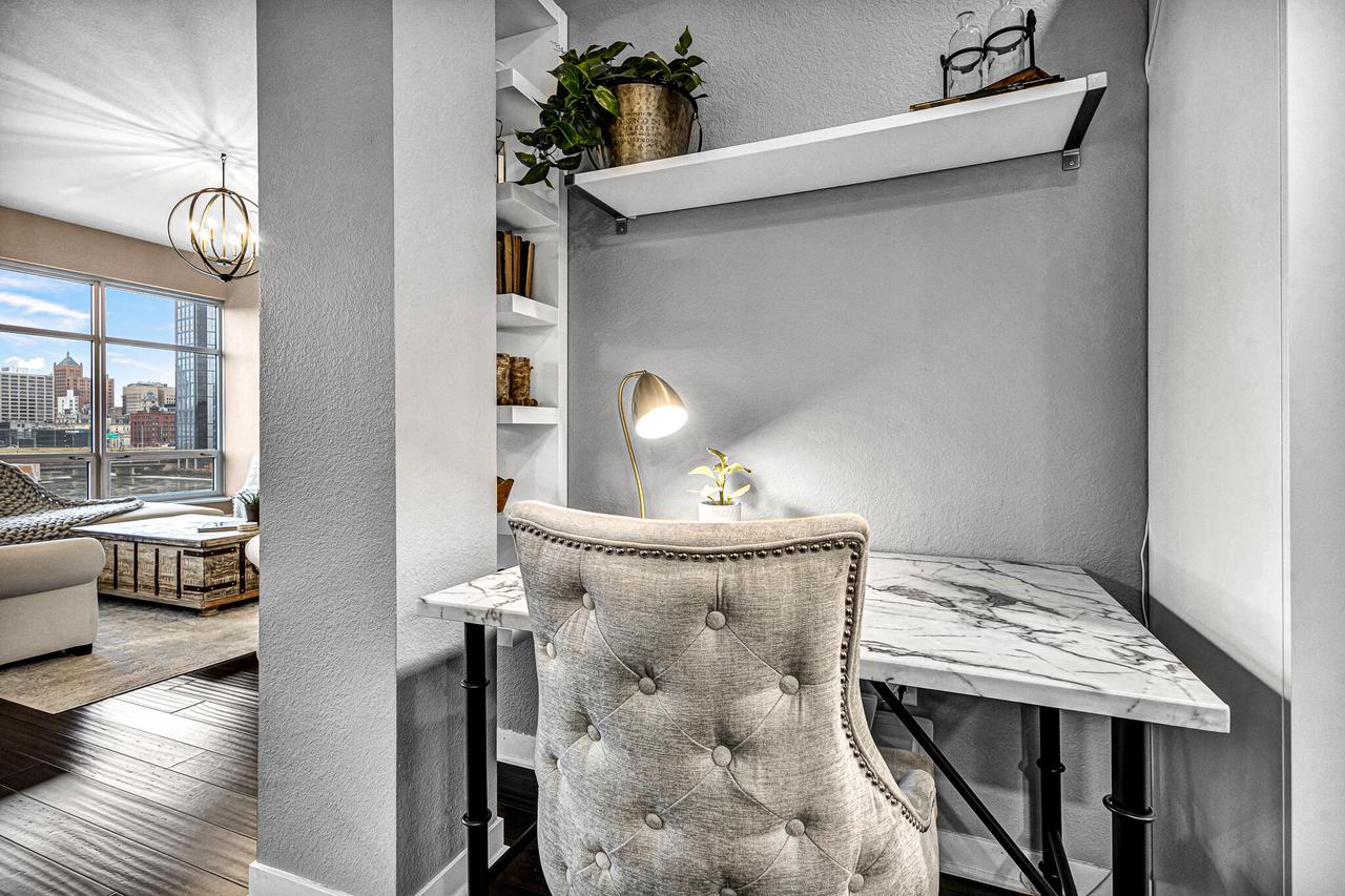 106 W Seeboth Street Unit: 520