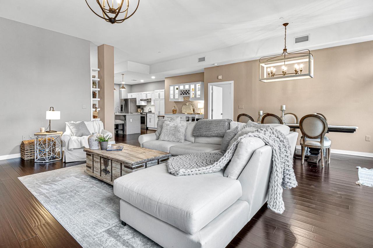 106 W Seeboth Street Unit: 520