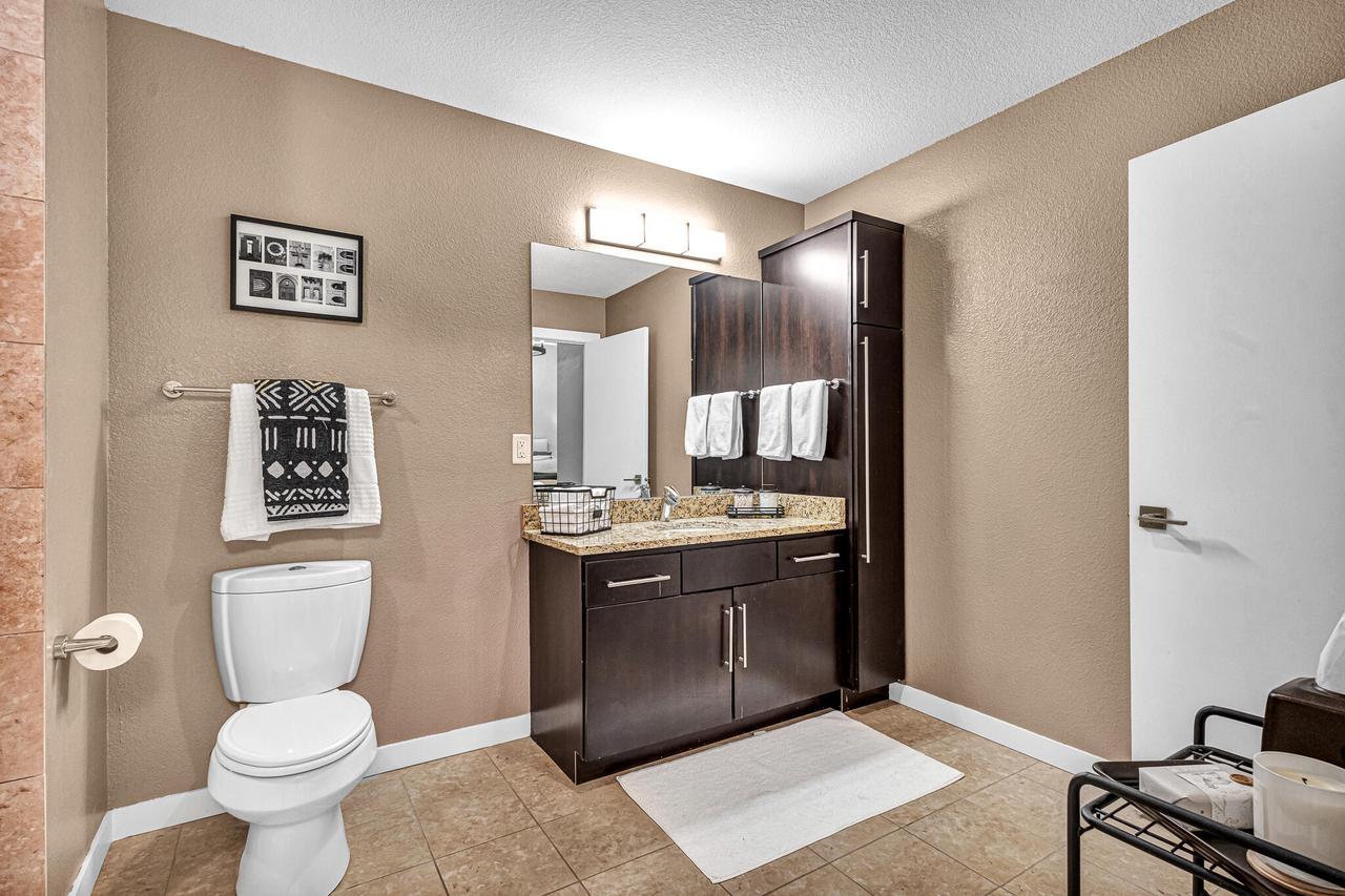 106 W Seeboth Street Unit: 520