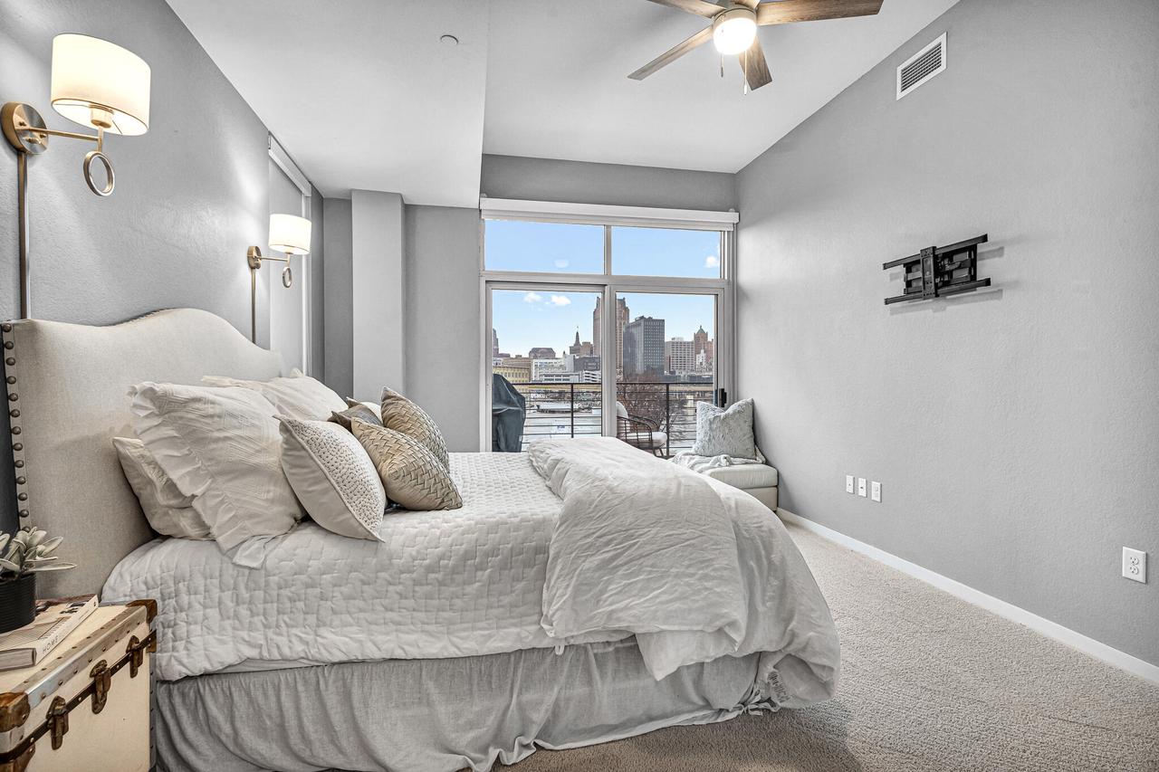 106 W Seeboth Street Unit: 520