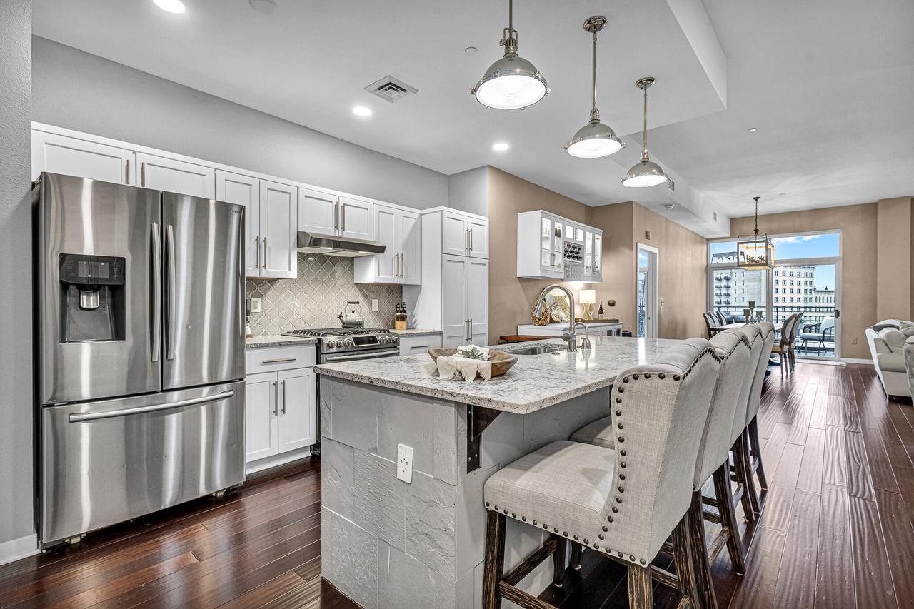 106 W Seeboth Street Unit: 520