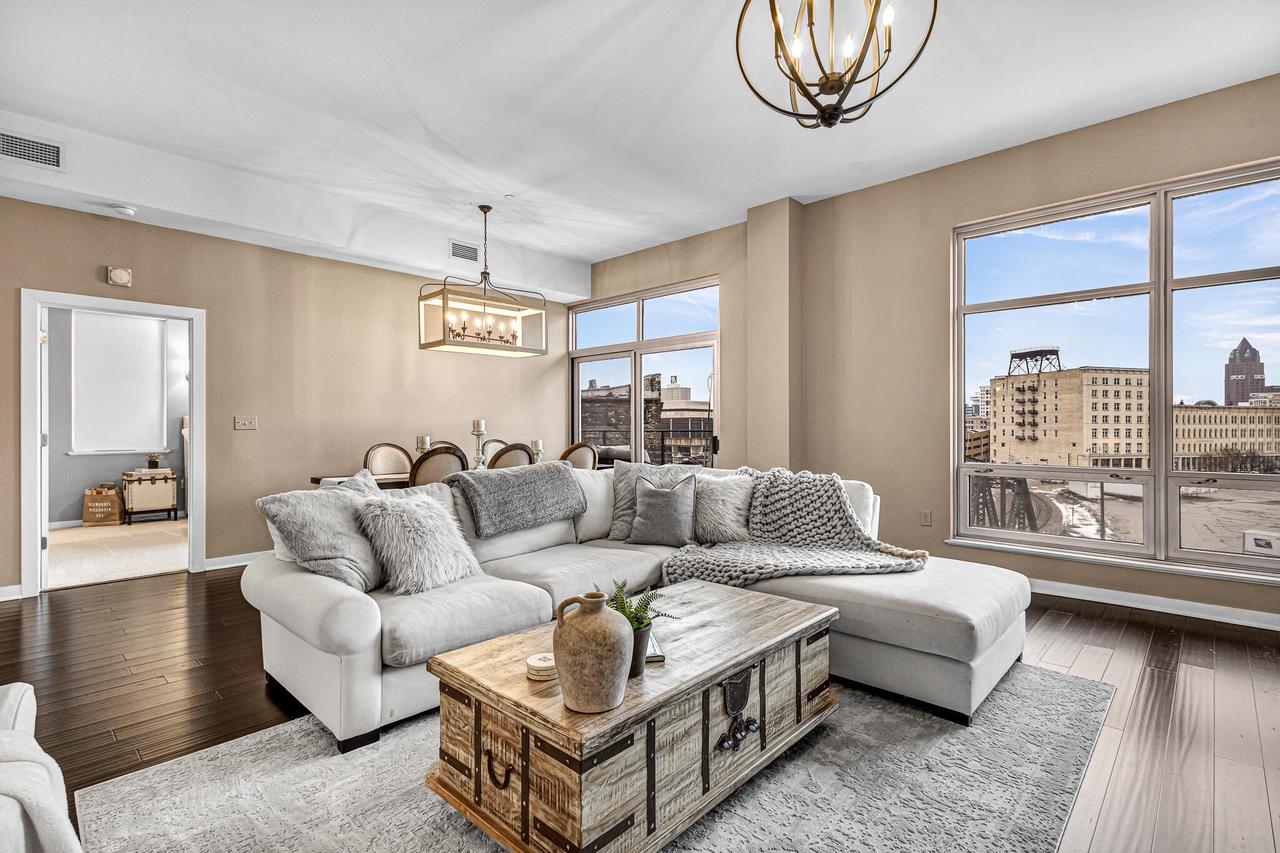 106 W Seeboth Street Unit: 520