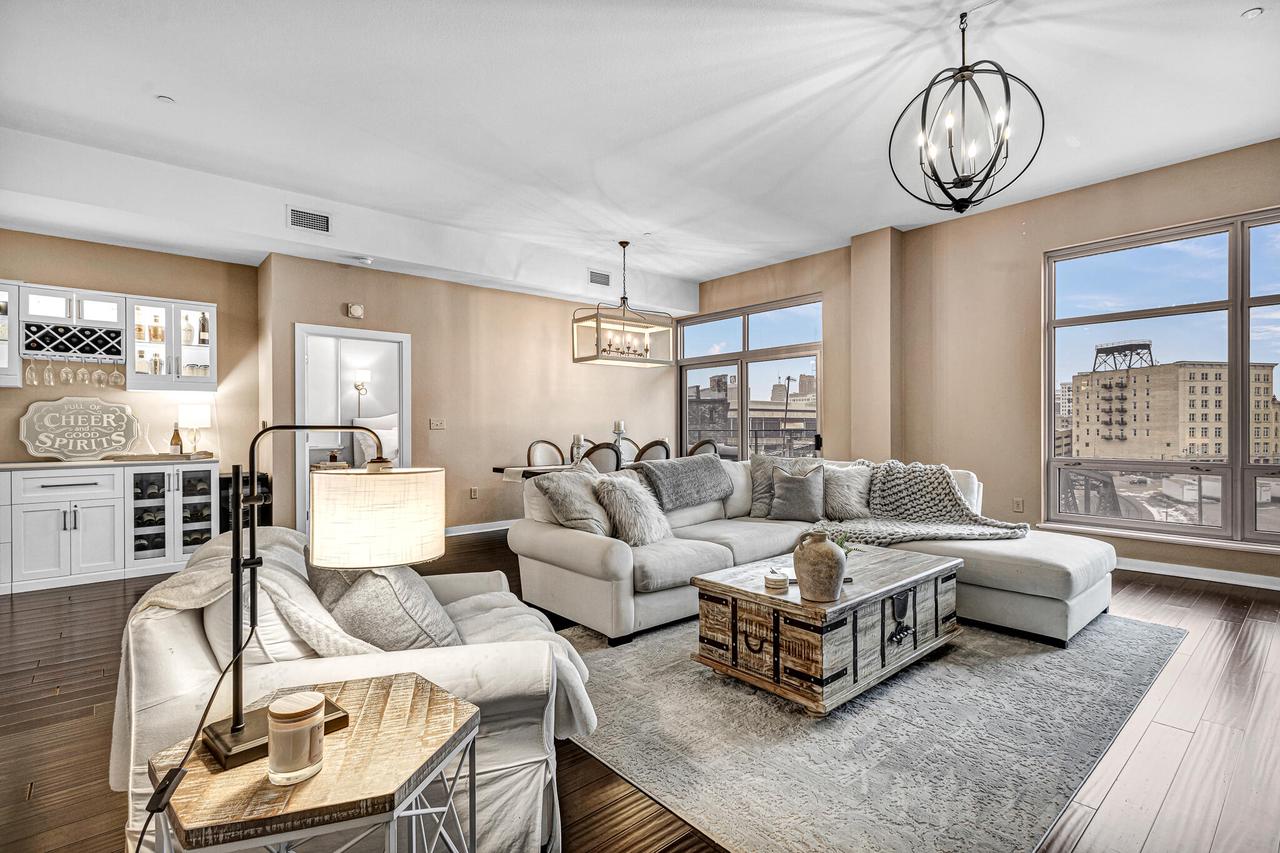 106 W Seeboth Street Unit: 520