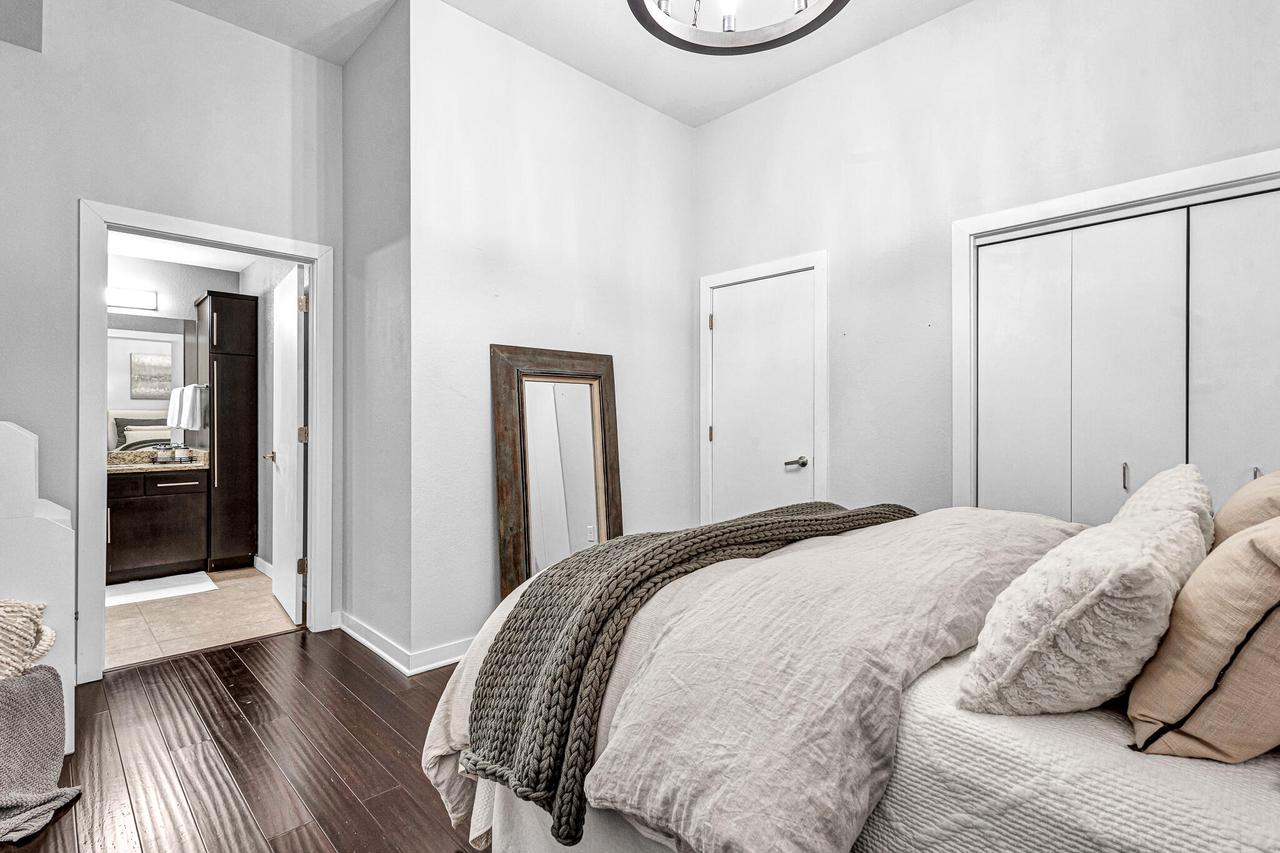 106 W Seeboth Street Unit: 520