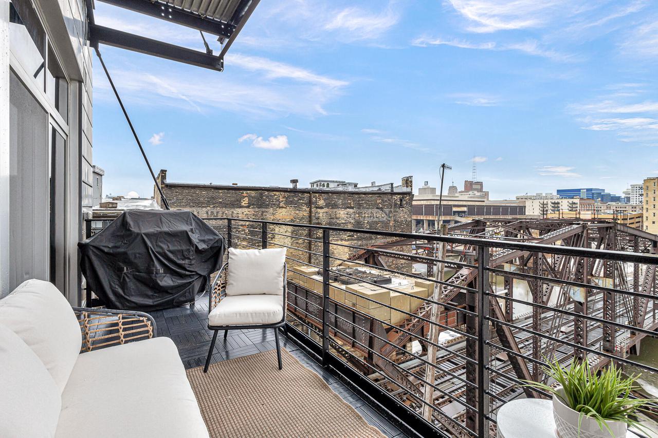 106 W Seeboth Street Unit: 520
