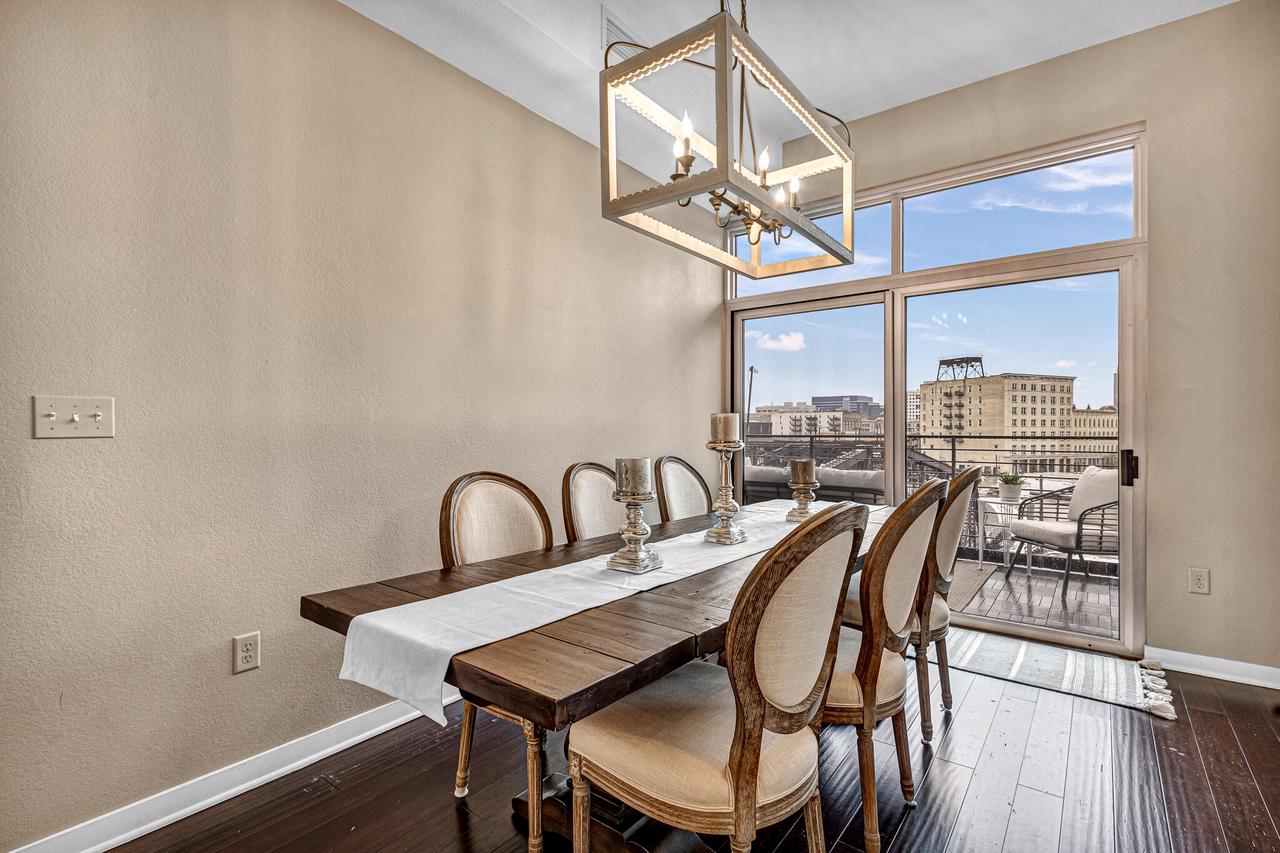 106 W Seeboth Street Unit: 520