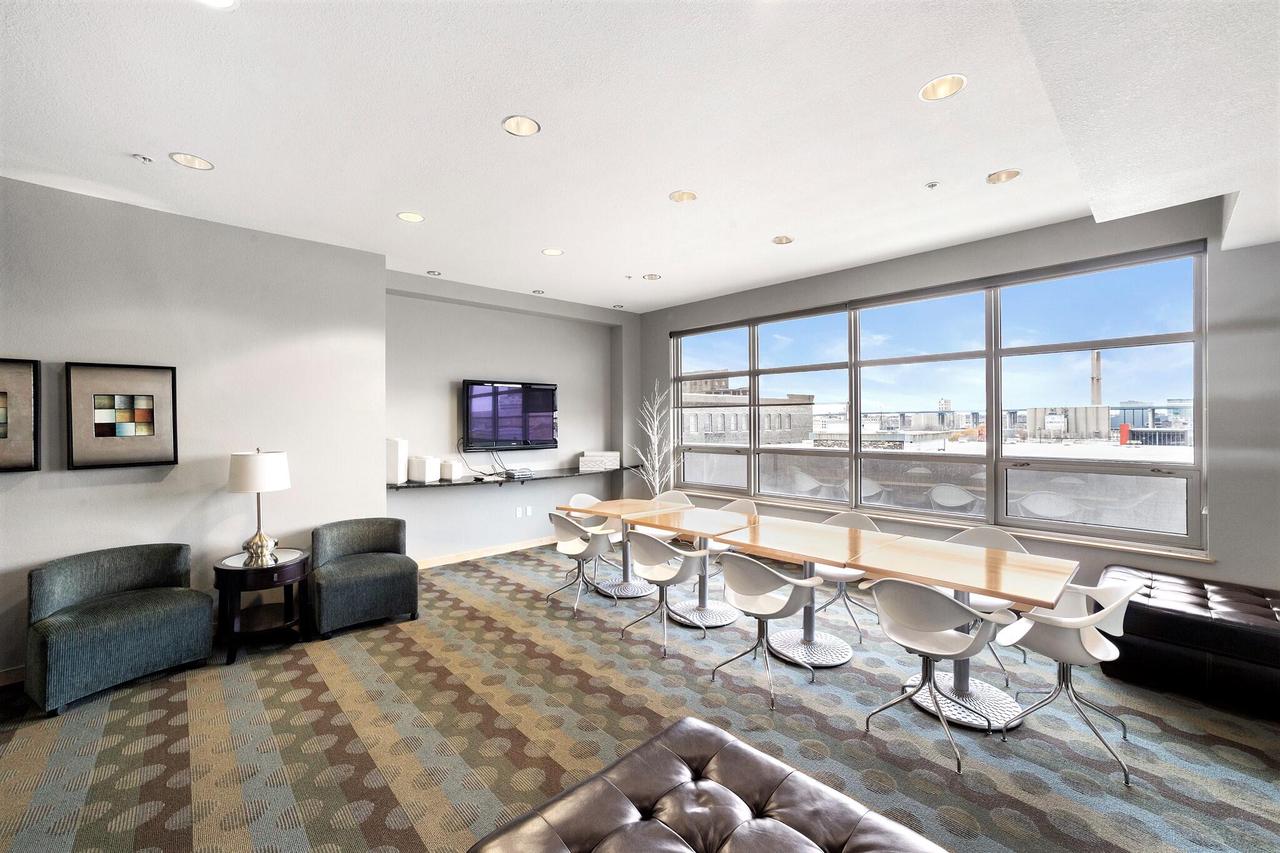 106 W Seeboth Street Unit: 520