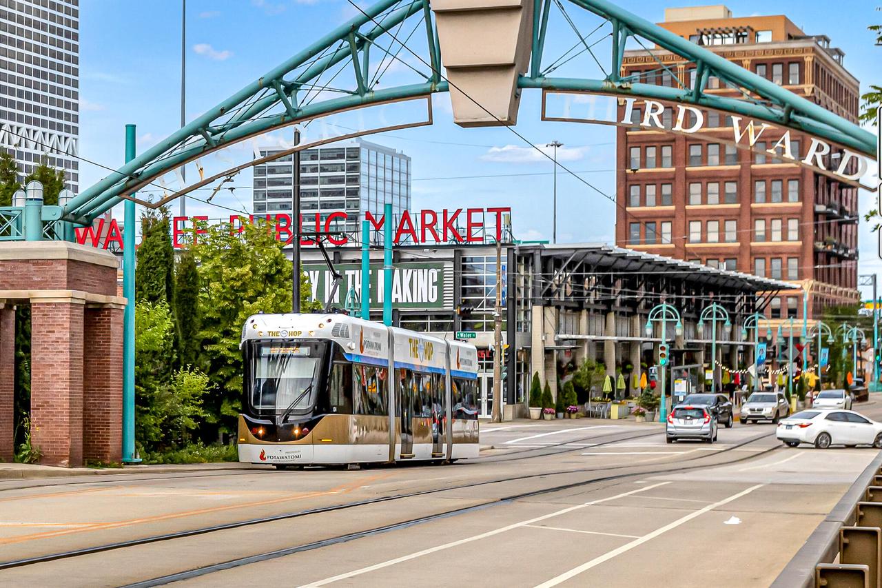 106 W Seeboth Street Unit: 520