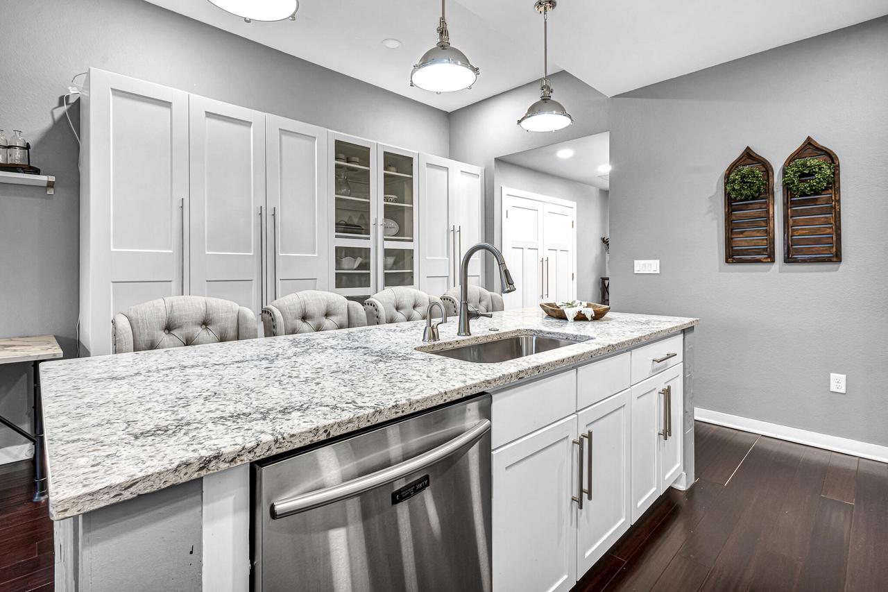 106 W Seeboth Street Unit: 520