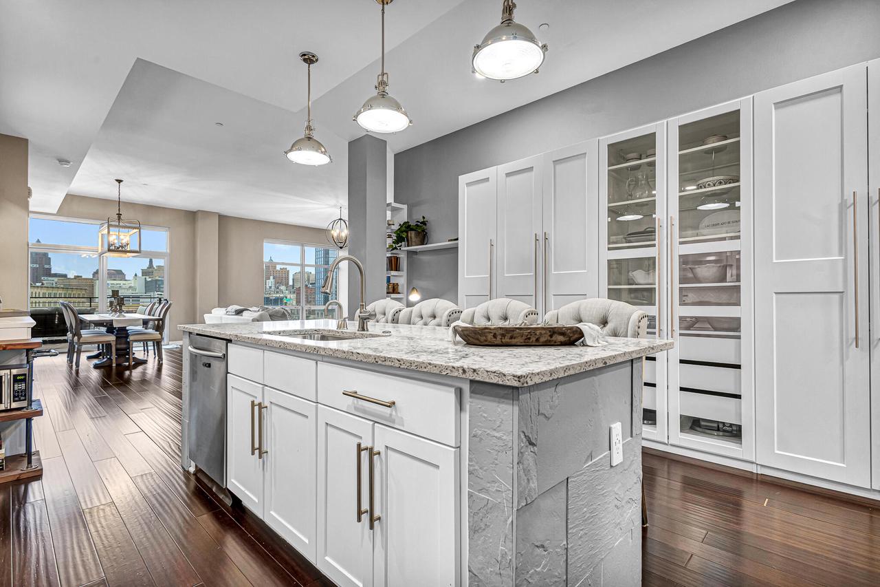 106 W Seeboth Street Unit: 520