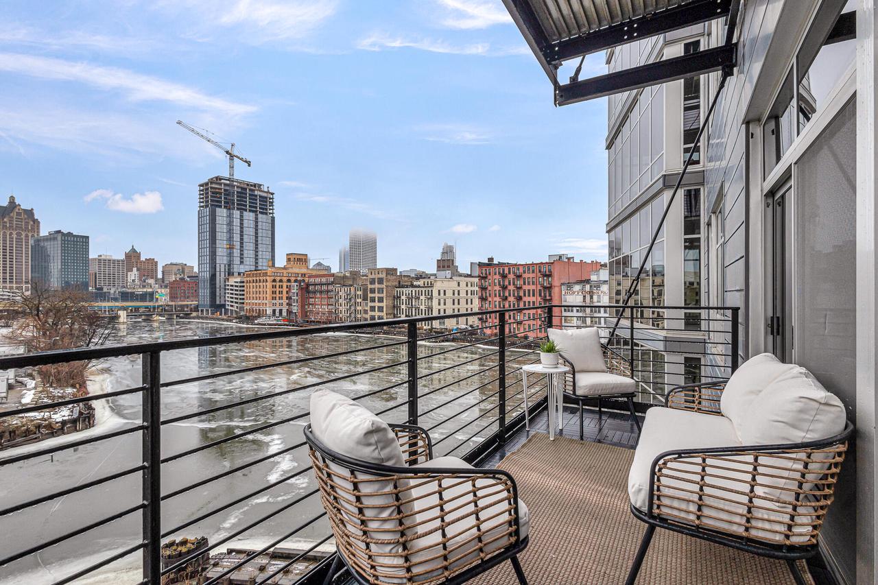 106 W Seeboth Street Unit: 520