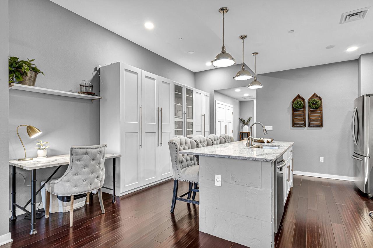 106 W Seeboth Street Unit: 520