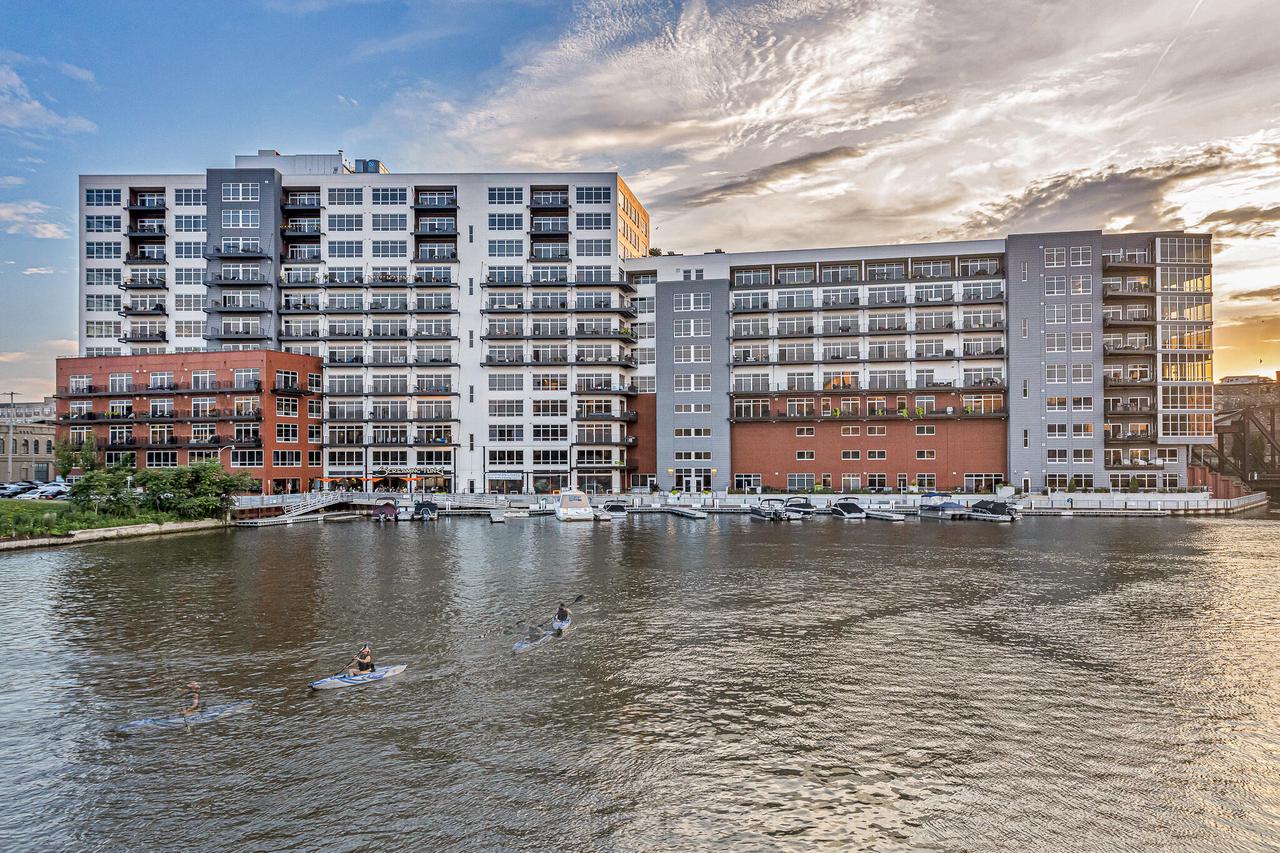 106 W Seeboth Street Unit: 520