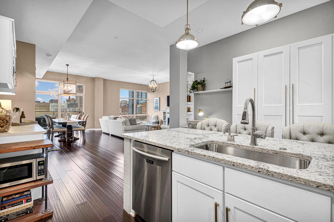 106 W Seeboth Street Unit: 520