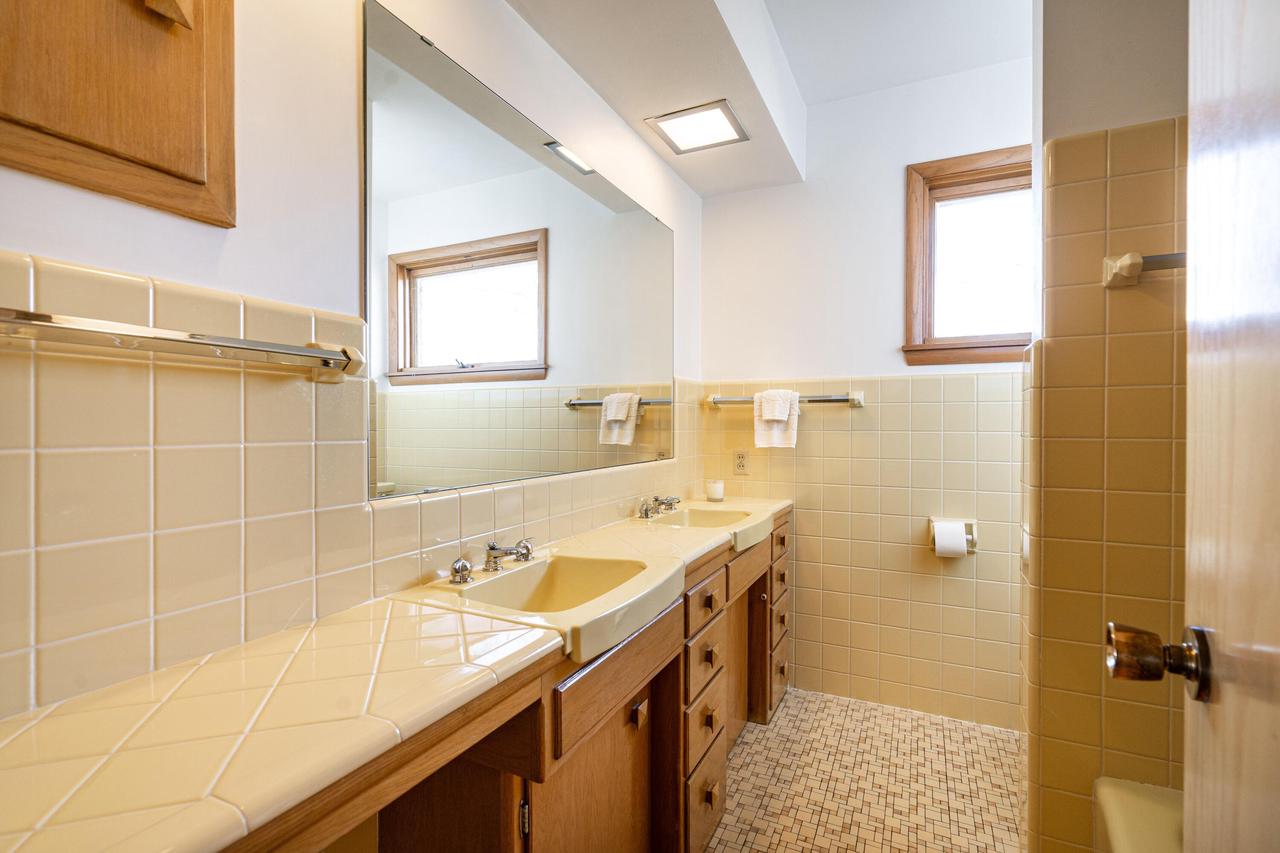 8621 Ravenswood CIRCLE