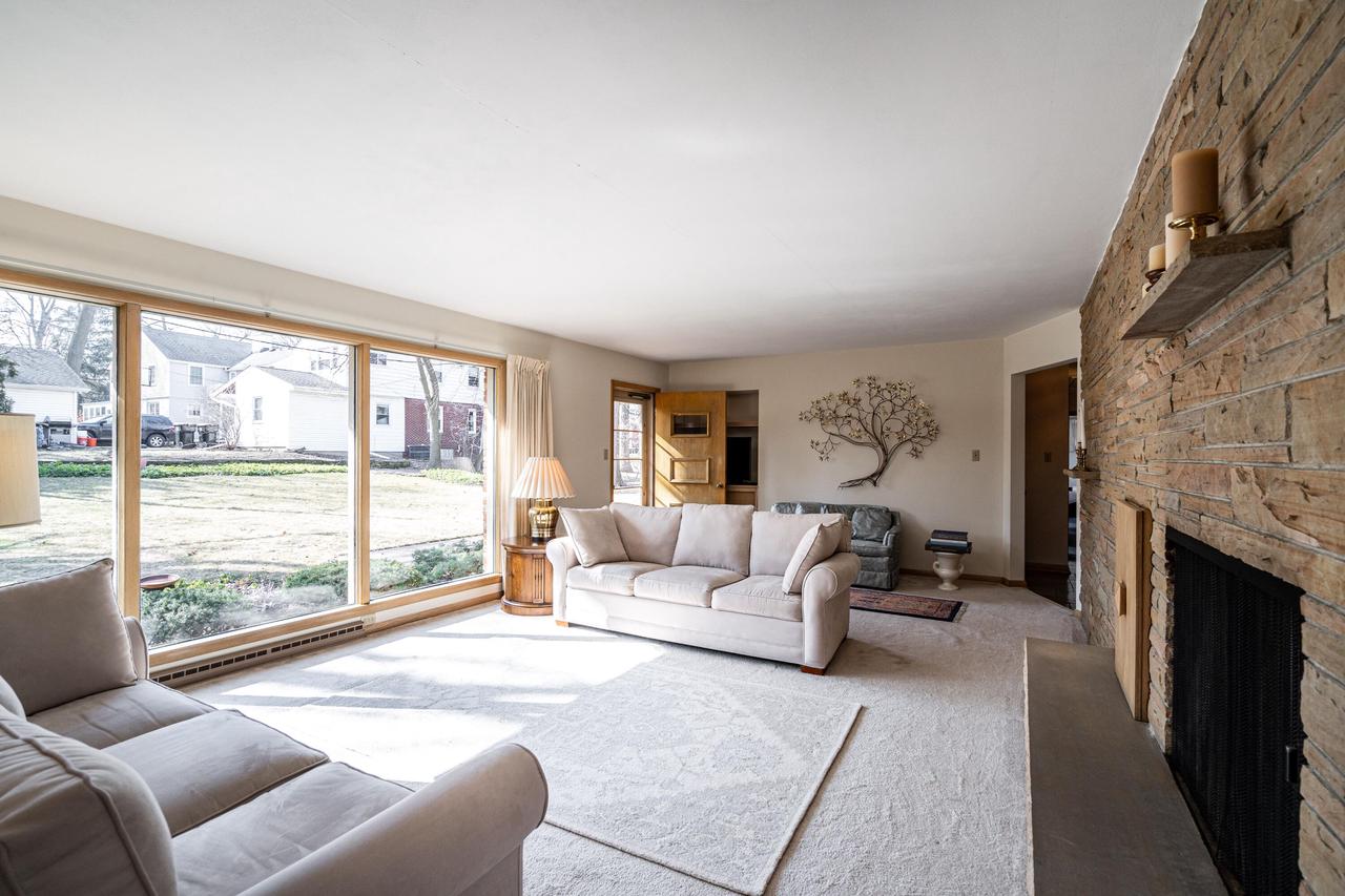 8621 Ravenswood CIRCLE