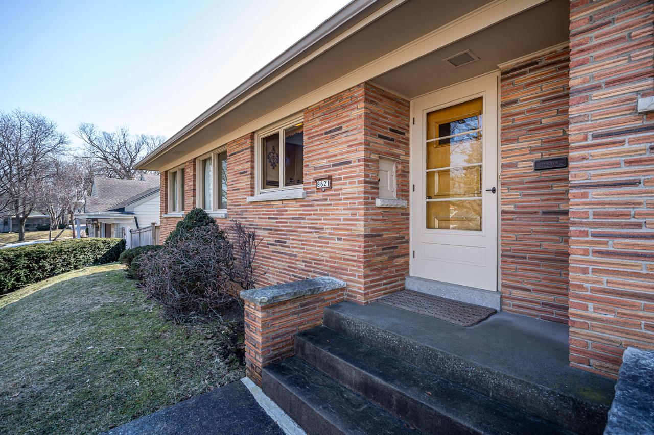 8621 Ravenswood CIRCLE