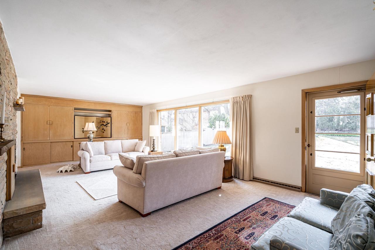 8621 Ravenswood CIRCLE