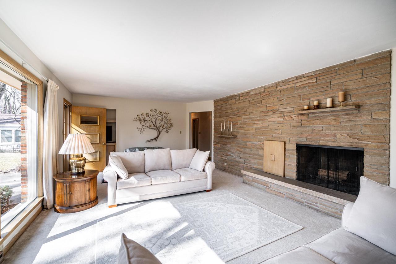 8621 Ravenswood CIRCLE