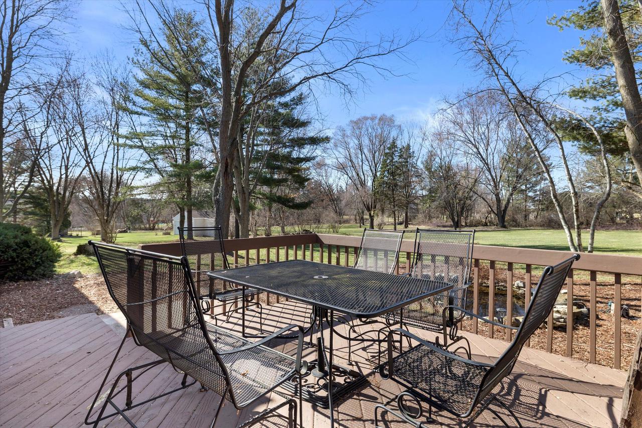 W246S7005 Maple Hill DRIVE