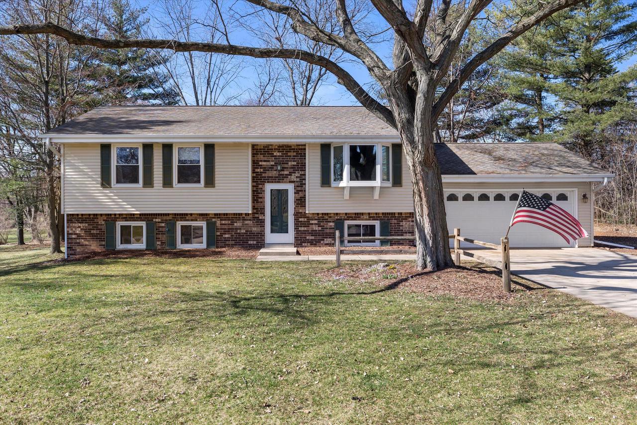 W246S7005 Maple Hill DRIVE