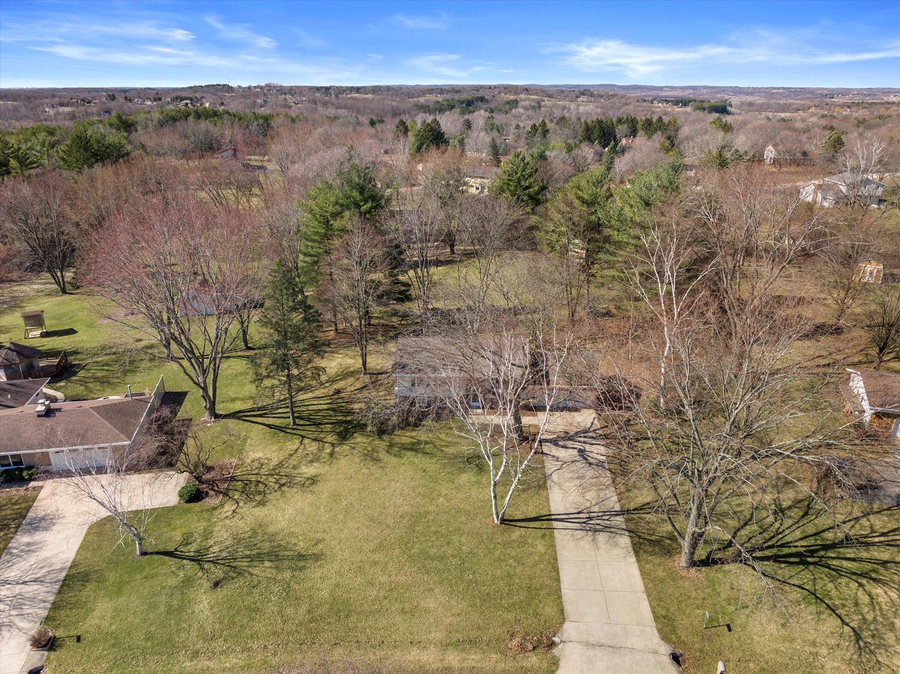 W246S7005 Maple Hill DRIVE