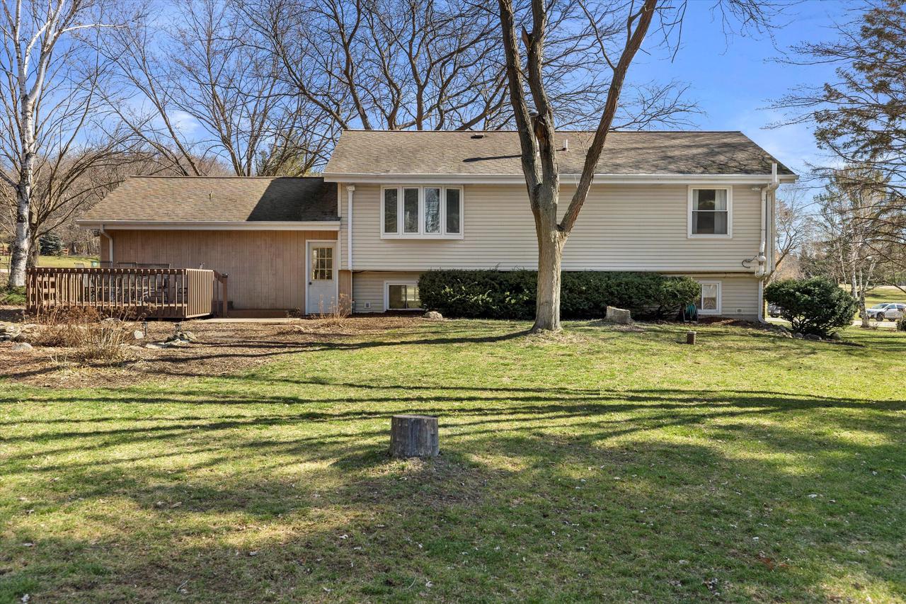 W246S7005 Maple Hill DRIVE