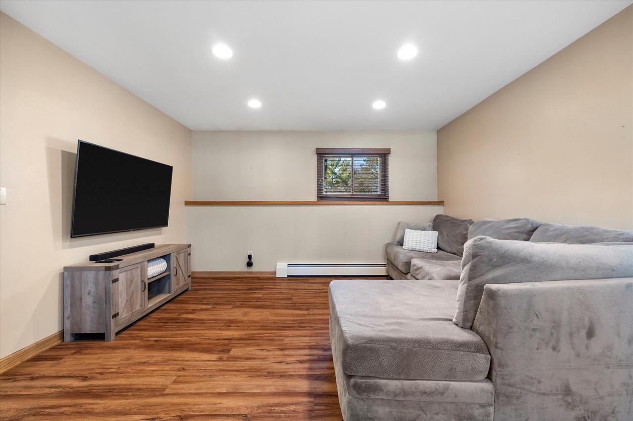 W246S7005 Maple Hill DRIVE