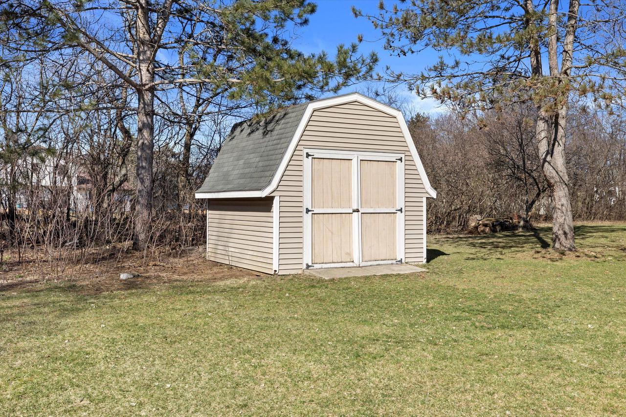 W246S7005 Maple Hill DRIVE