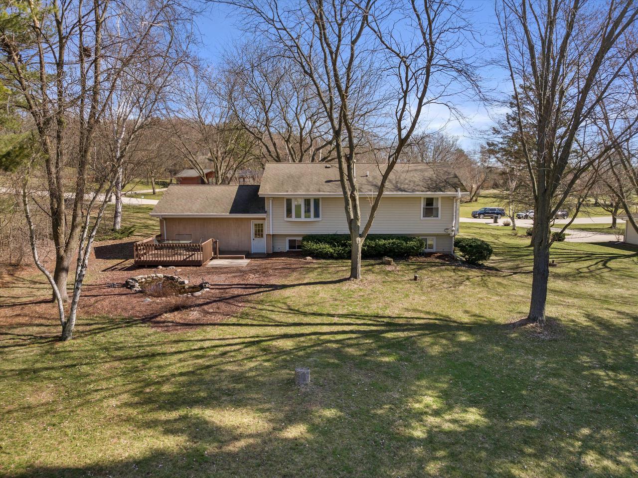 W246S7005 Maple Hill DRIVE