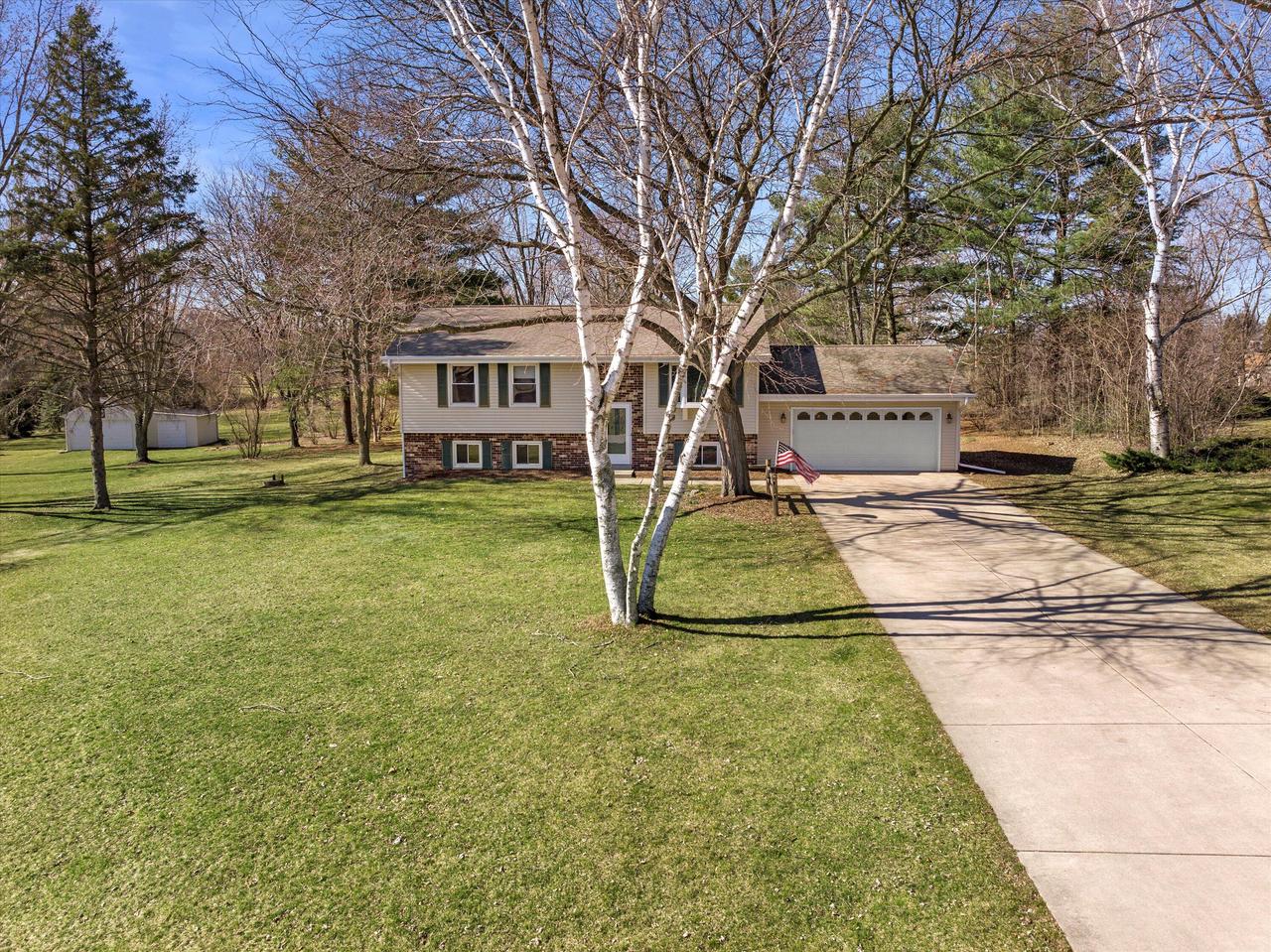 W246S7005 Maple Hill DRIVE