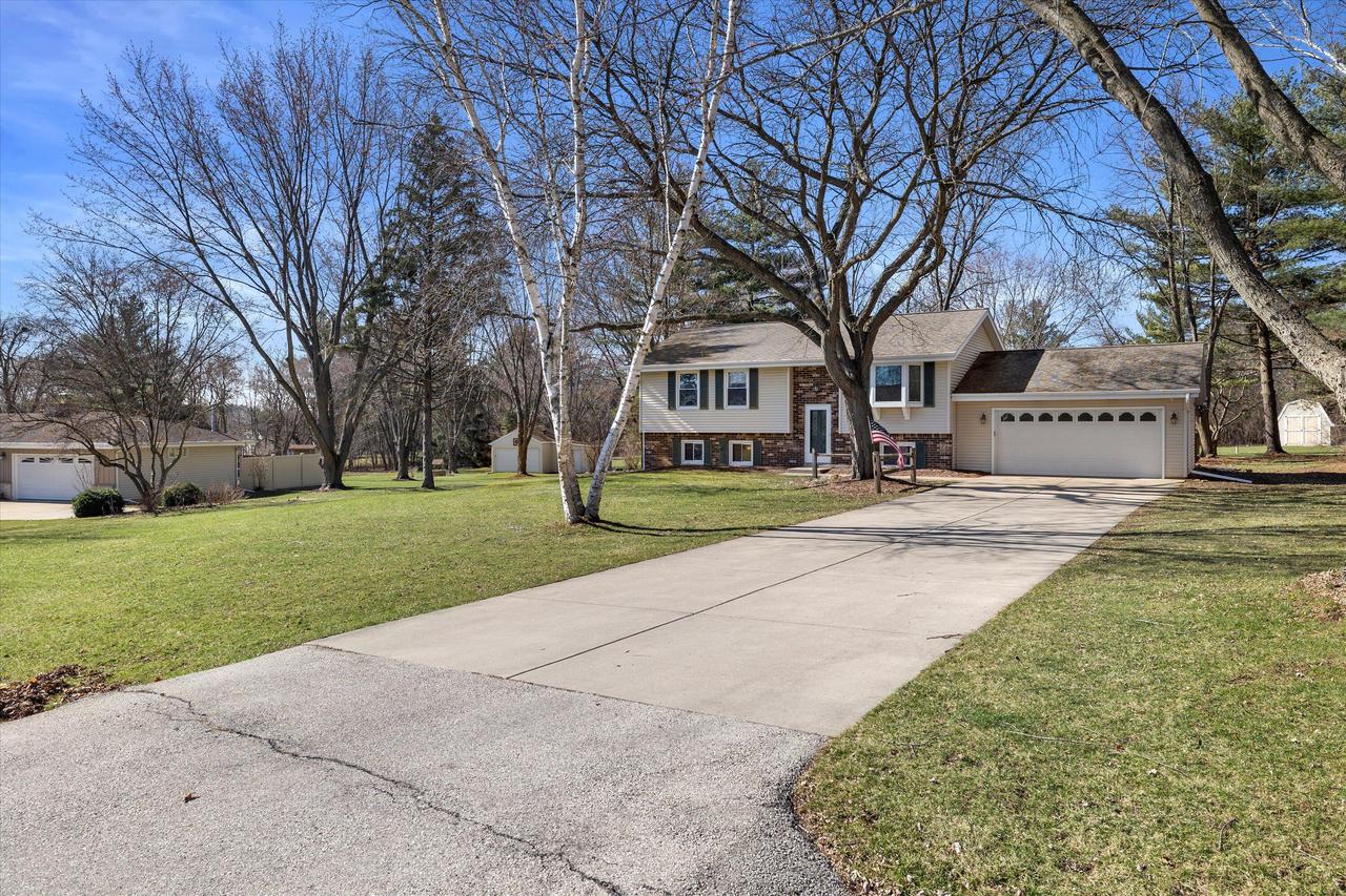 W246S7005 Maple Hill DRIVE