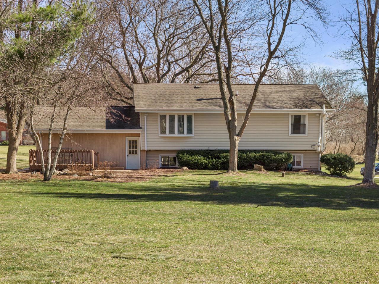 W246S7005 Maple Hill DRIVE