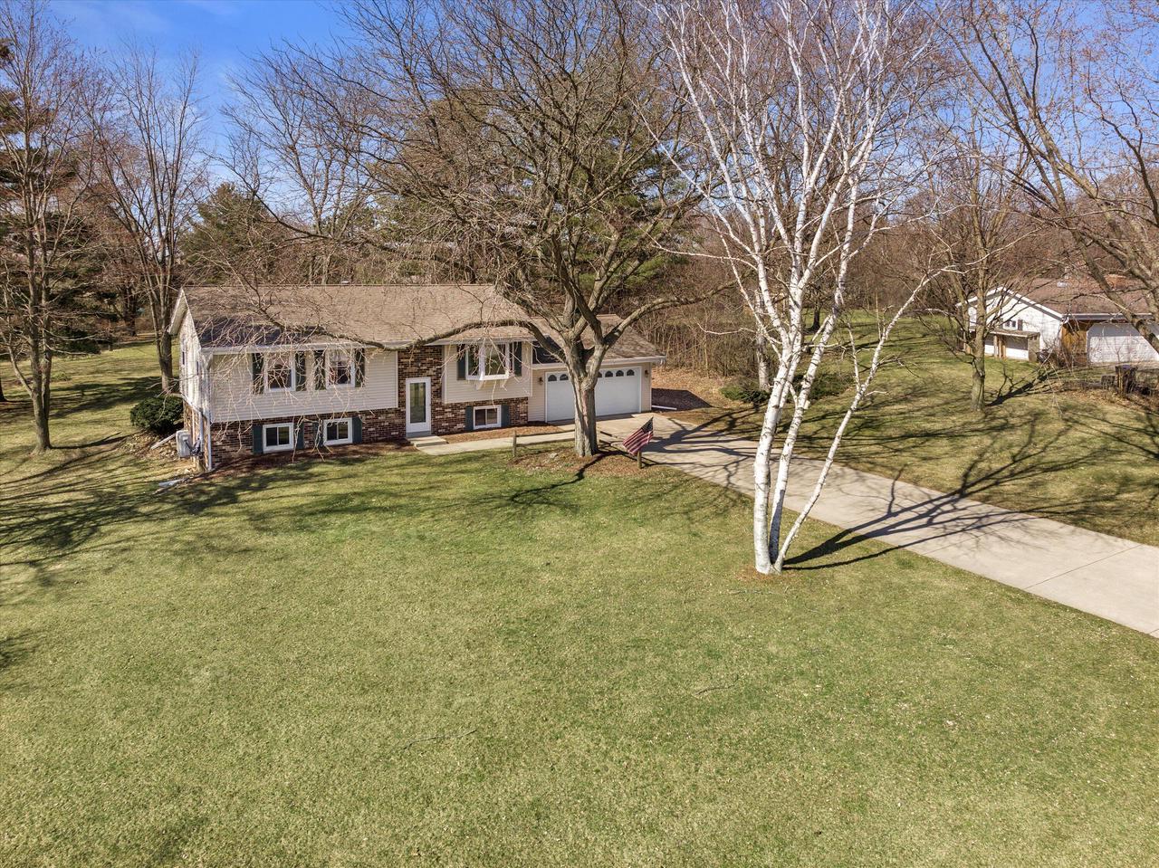 W246S7005 Maple Hill DRIVE