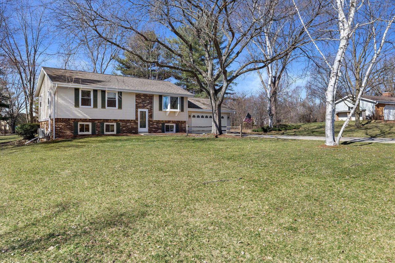 W246S7005 Maple Hill DRIVE