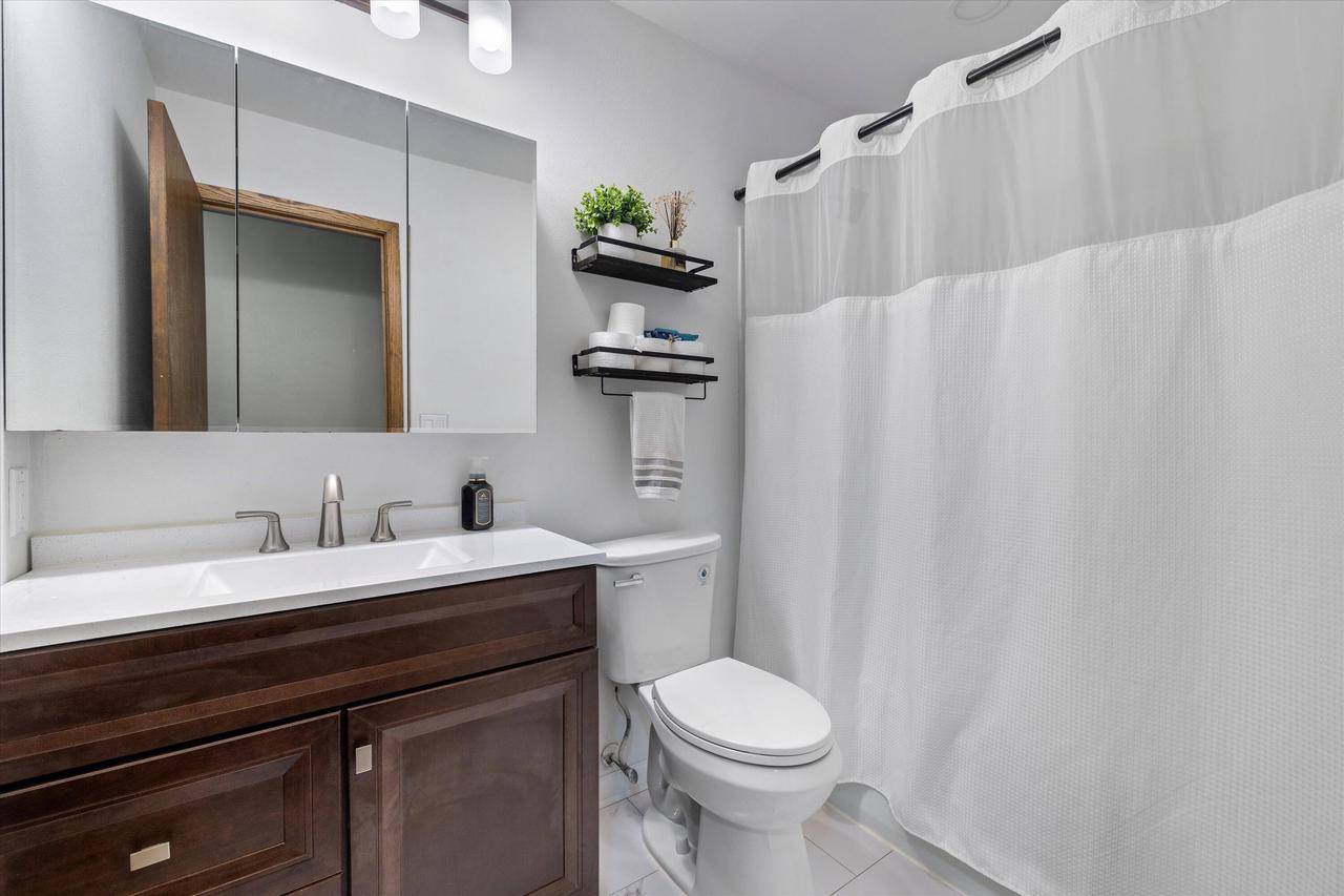 W246S7005 Maple Hill DRIVE