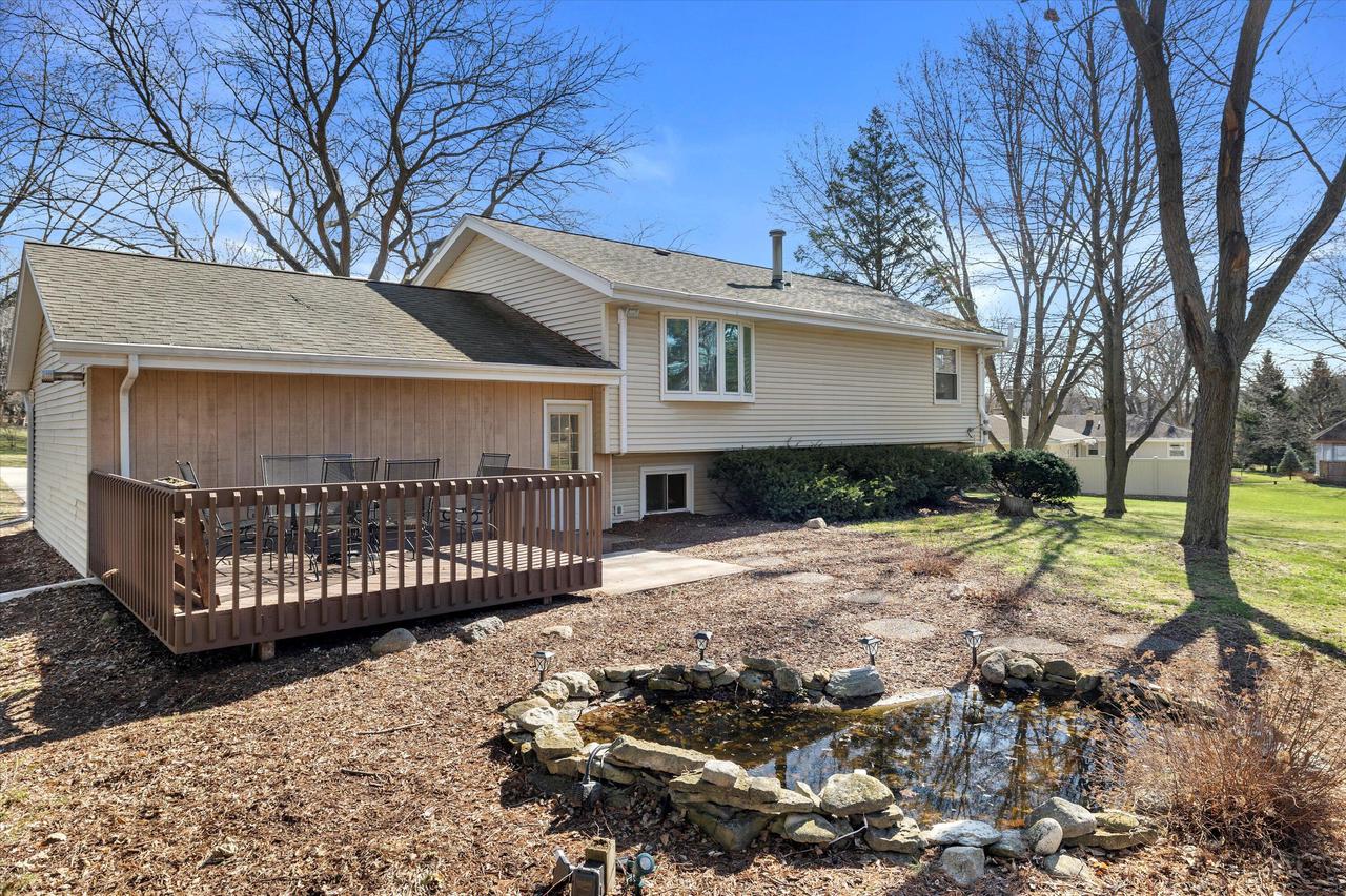 W246S7005 Maple Hill DRIVE