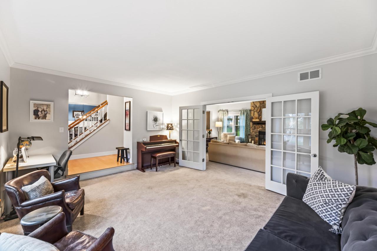 W276N2698 Chicory LANE