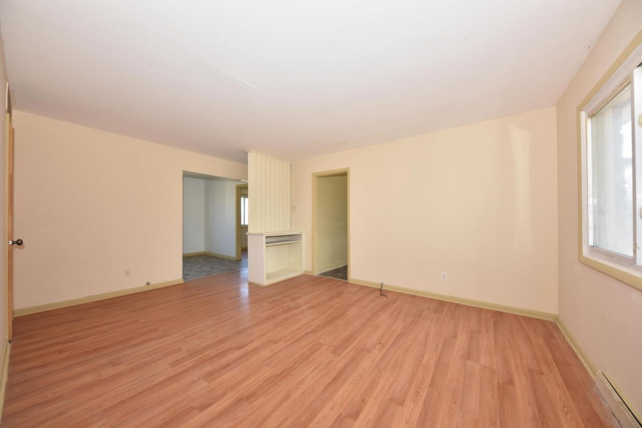 8137 West Thurston AVENUE