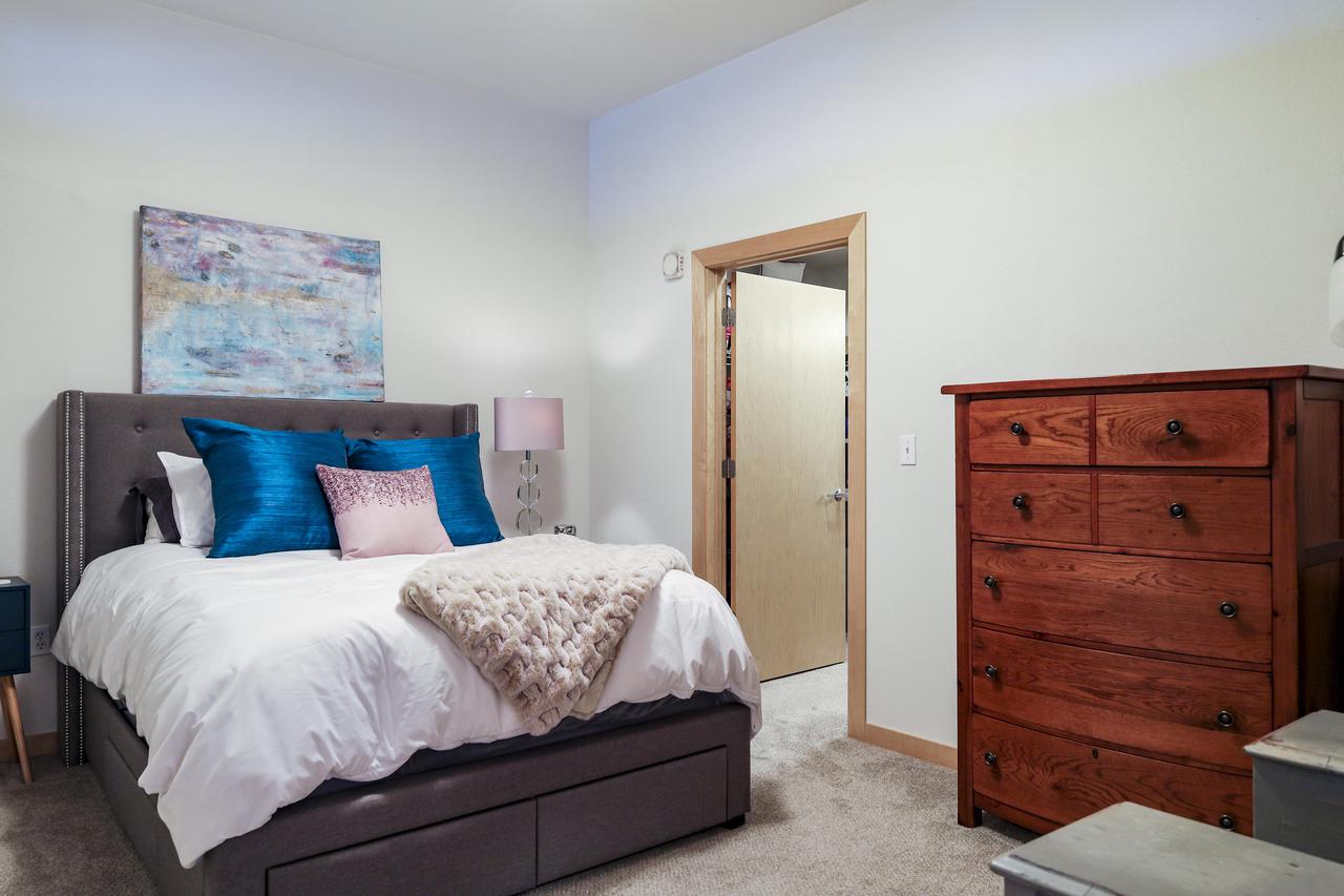 106 West Seeboth STREET 706