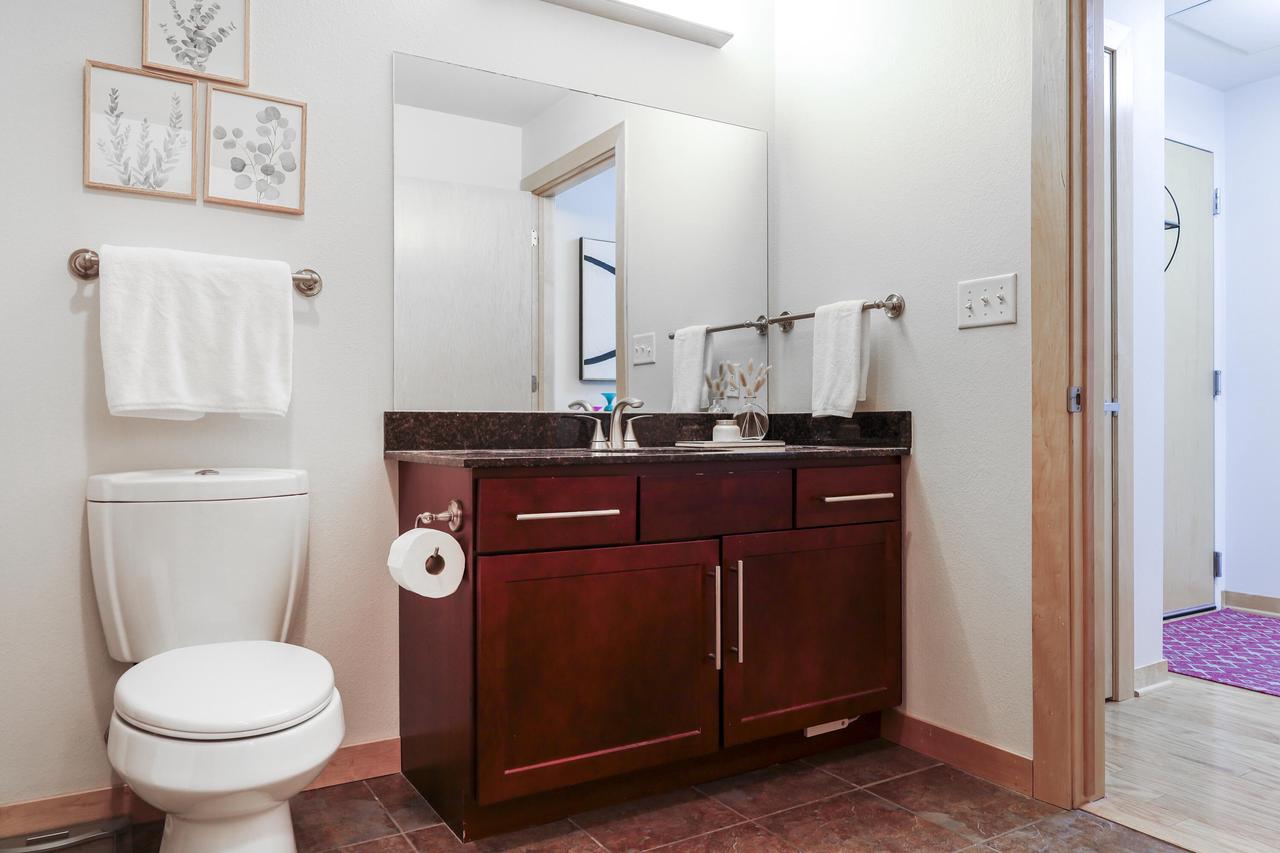 106 West Seeboth STREET 706