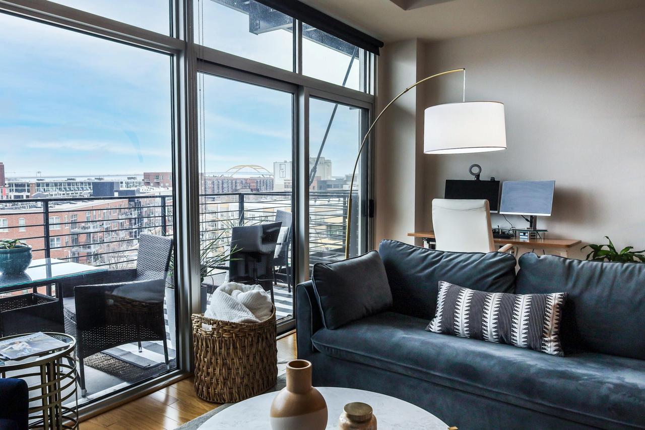 106 West Seeboth STREET 706