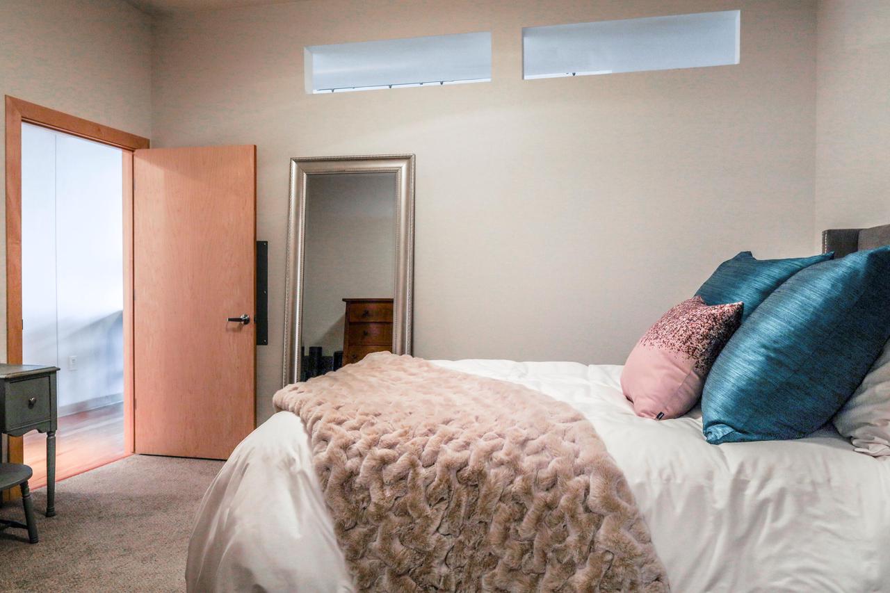 106 West Seeboth STREET 706