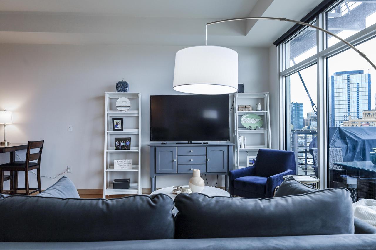 106 West Seeboth STREET 706