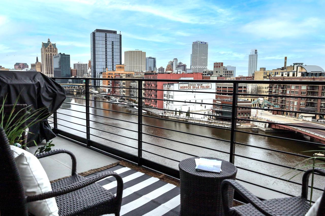 106 West Seeboth STREET 706