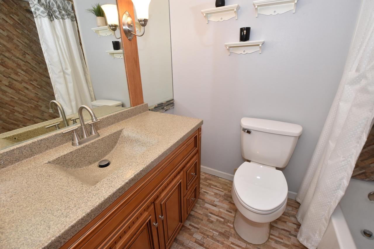 W251S4500 Oakview DRIVE