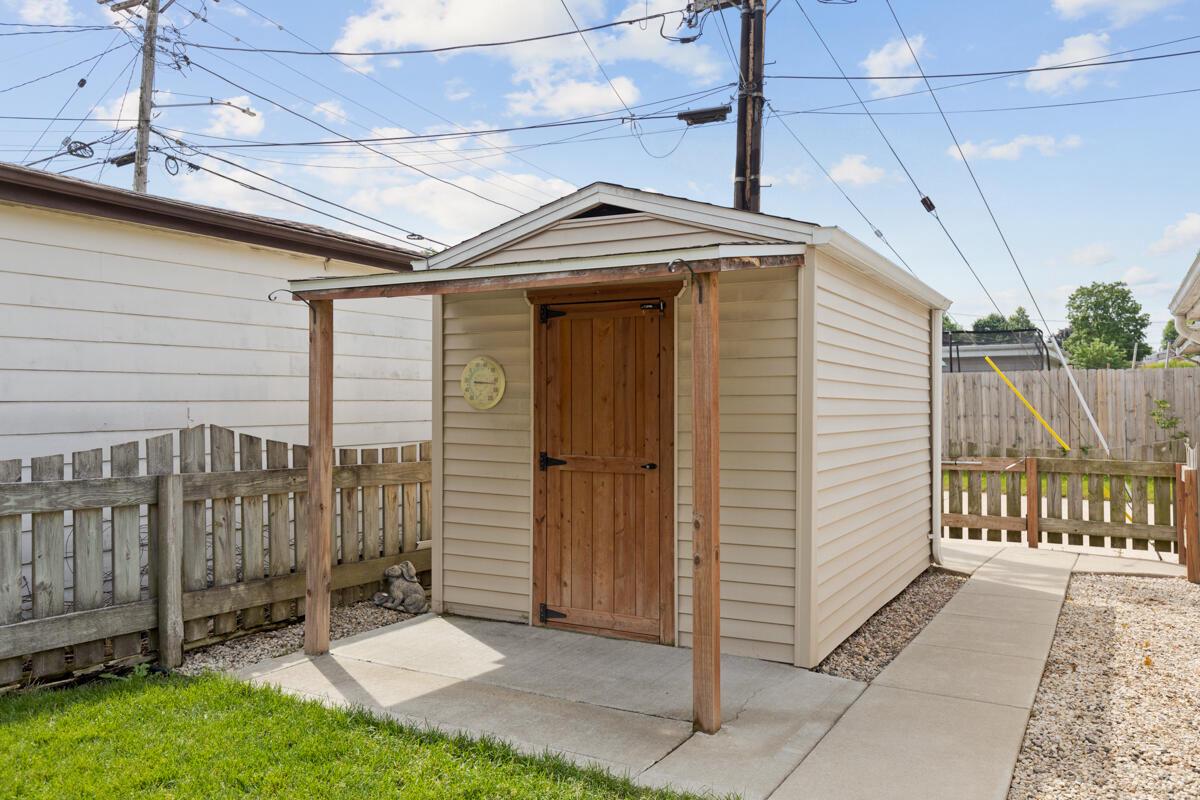 10127 West Schlinger AVENUE