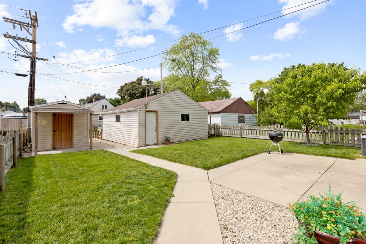 10127 West Schlinger AVENUE